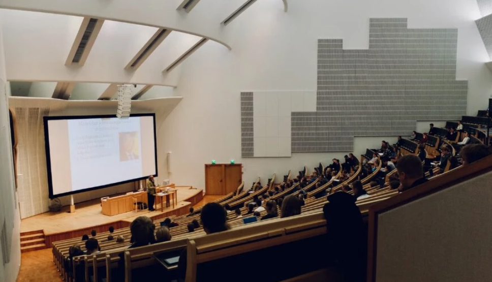Las universidades se adaptan a los empleos del futuro: ingeniería de datos, IA y las nuevas carreras del curso 2022-23