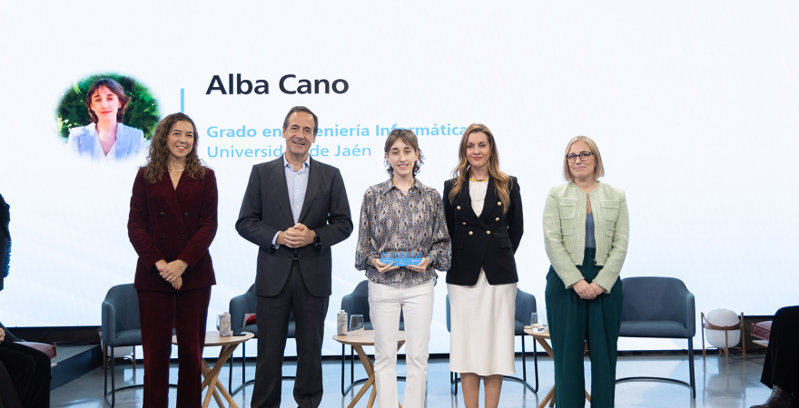 La egresada de Informática de la UJA Alba Cano, premiada a nivel nacional en los Premios WONNOW que reconocen la excelencia en grados STEM