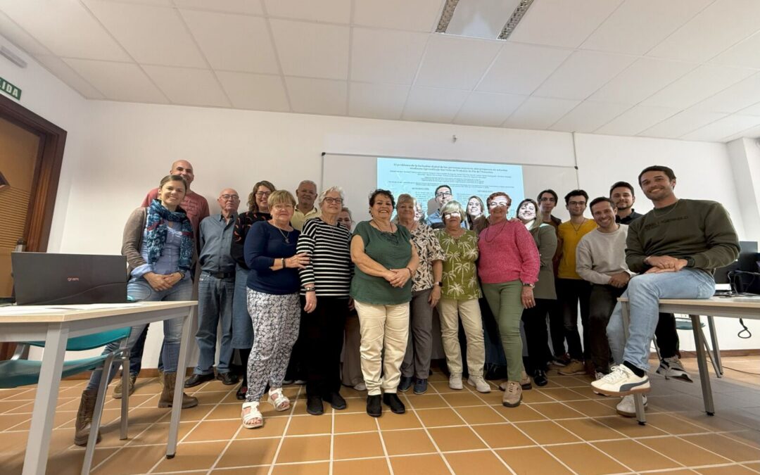 Profesorado y alumnado de la Universidad de La Laguna impulsan la alfabetización digital de las personas mayores