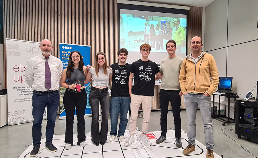 Estudiantes de ingeniería de la UPNA participan en una competición de diseño de robots de minisumo