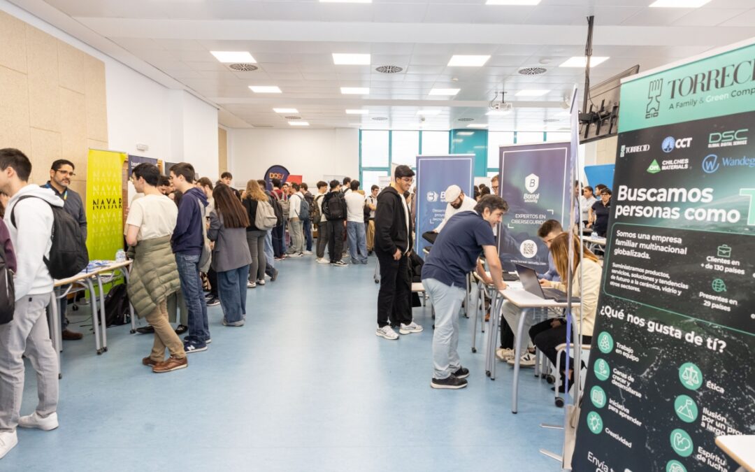 La UJI acoge una feria para impulsar la conexión entre alumnado de Ingeniería Informática y empresas